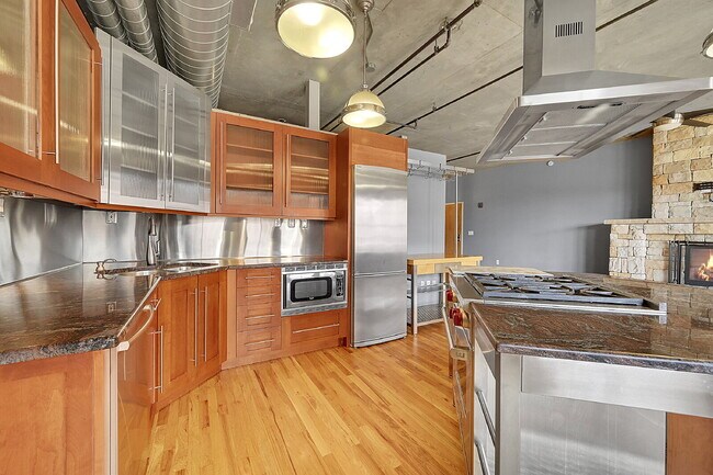 Building Photo - $2,595.00, 1 bed, 1.5. bath located in Denver