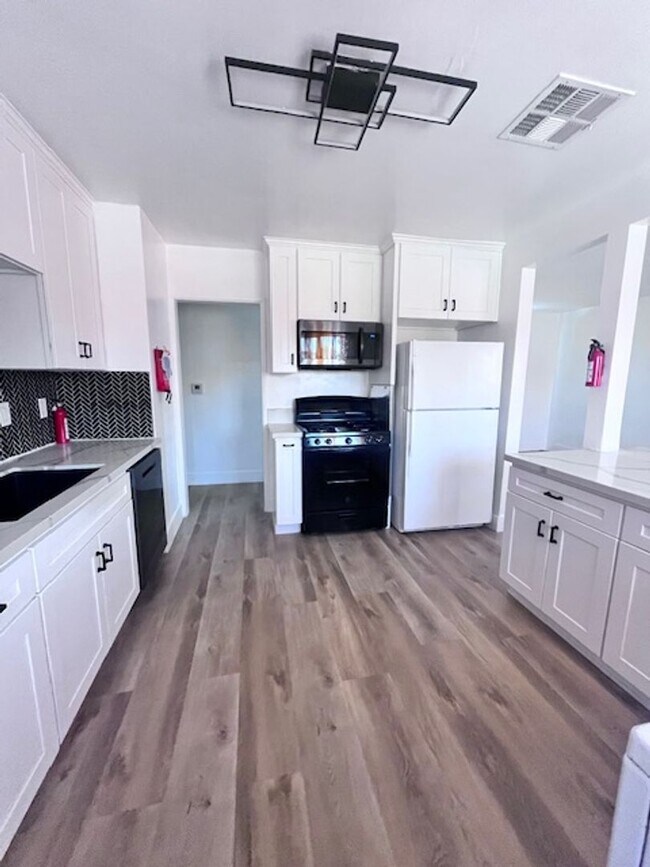 Building Photo - Recently Remodeled San Bernardino Home