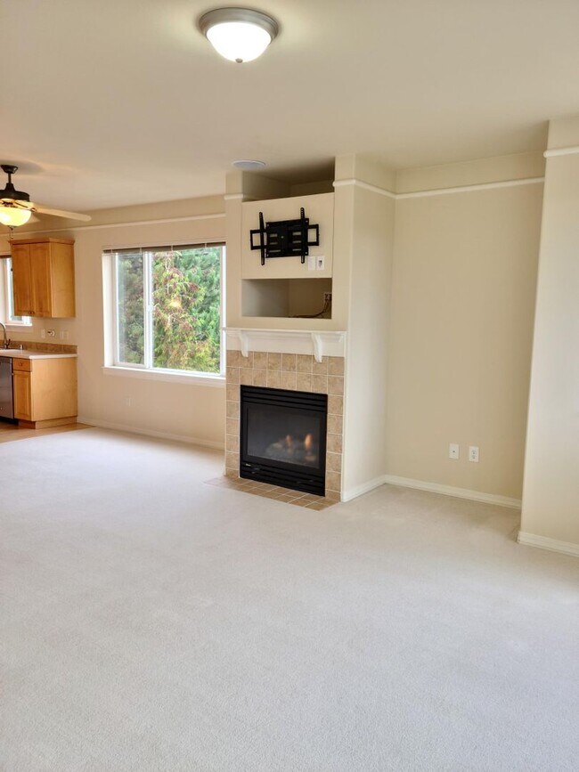 Building Photo - Spacious two bedroom condo!