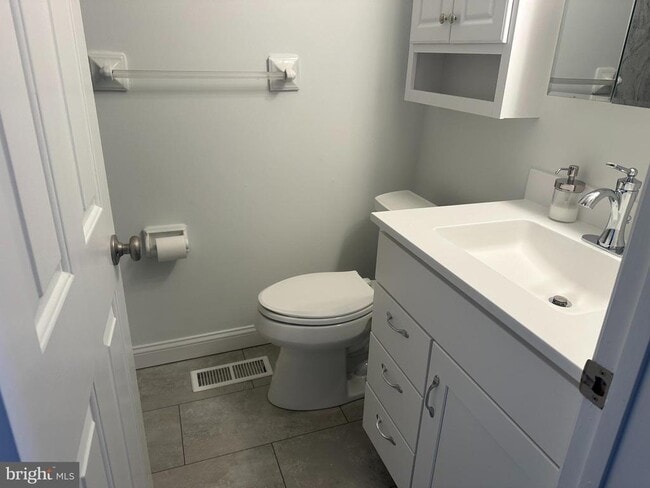 Building Photo - 223 E 8th Ave