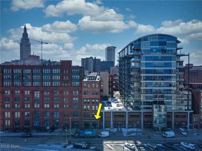 Building Photo - 635 W Lakeside Ave