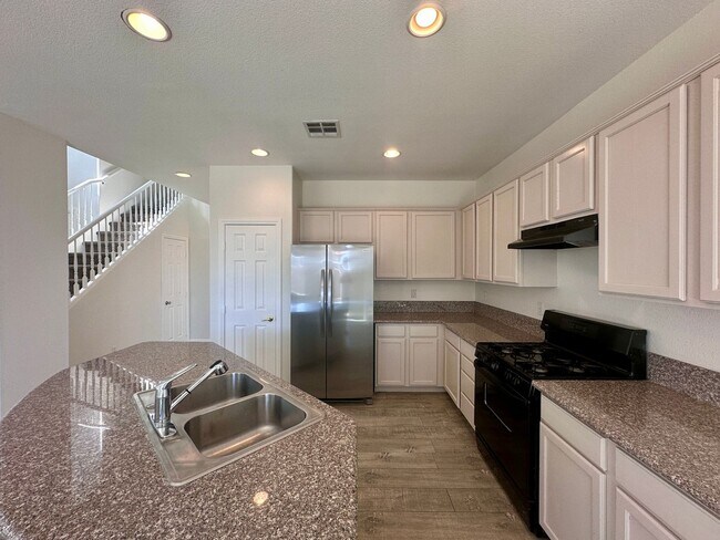 Building Photo - 4 BED 3 BATH HOME W/BONUS ROOM IN GATED COMMUNITY