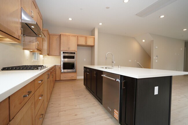 Building Photo - New Construction End Unit Luxury Townhome in Central Sunnyvale Location!