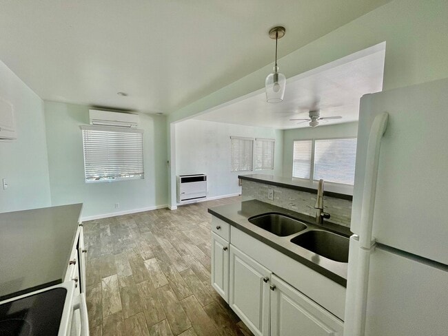 Building Photo - Joshua Tree home with views, views, views....
