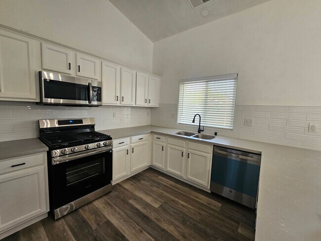 Building Photo - 4 Bedroom 2 Bath