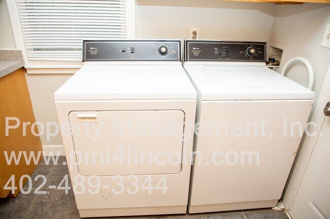 Building Photo - 2 Bedroom and 1 Bathroom Home Available For Rent!