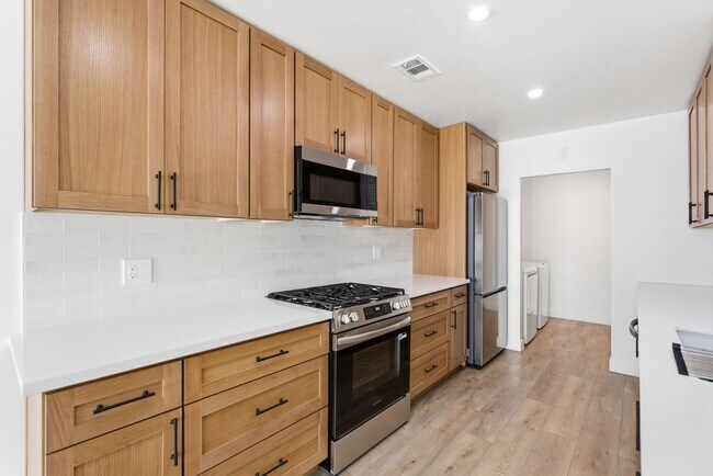 Building Photo - Beautiful modern 3 Bed + 3 Bath House + Pool + Garage