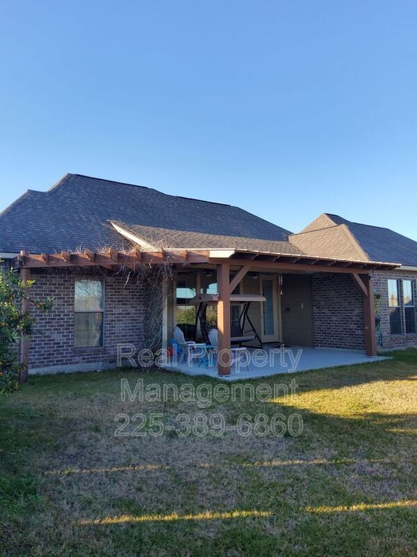 Building Photo - 10950 Hillpark Ave