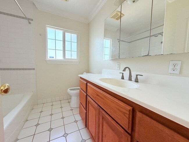 Building Photo - 4766 Elmhurst Dr