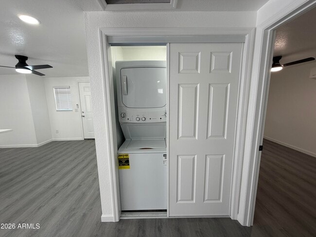 Building Photo - 615 E Oak St