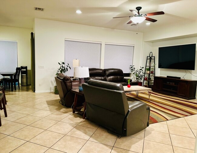 Building Photo - 372 W Aster Dr