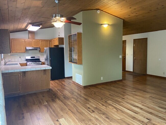 Building Photo - Excellent eastside location, 3/2, fenced yard, 2 car garage