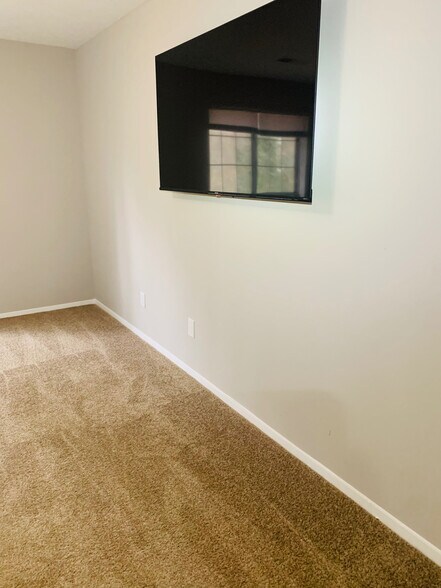 Building Photo - Room in Townhome on Mountain Springs Cir