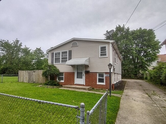 Primary Photo - Spacious 4 Bedroom Single Family Home - No...
