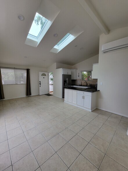 Building Photo - 5011 Lockhaven Ave