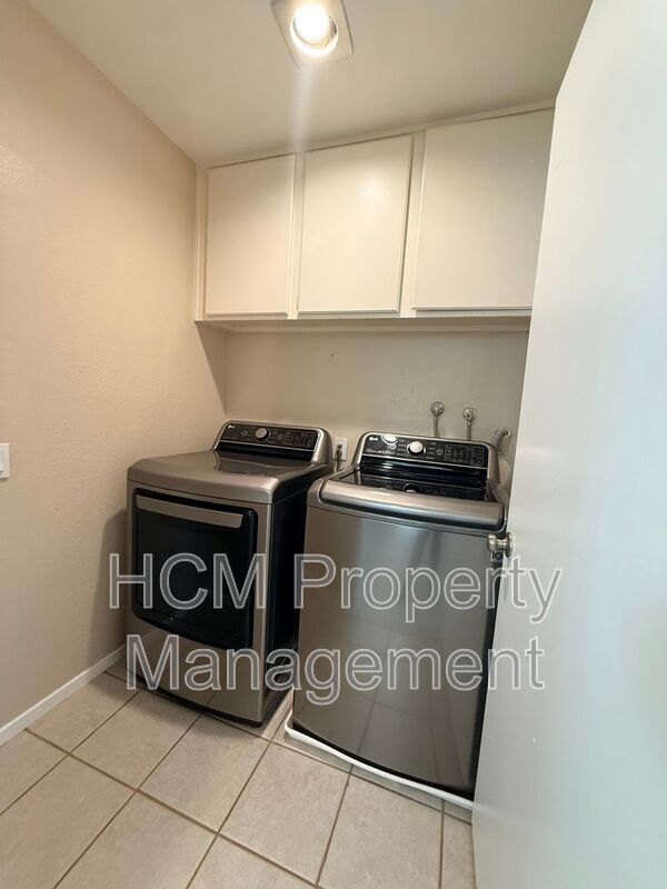 Building Photo - 4852 Cabana Dr