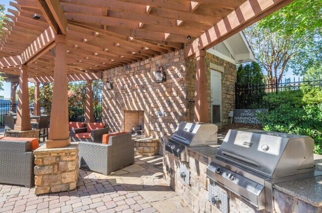 Building Photo - 1740 Century Cir NE