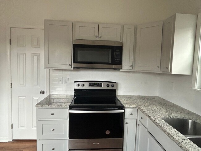 Building Photo - 614 Maple Rd