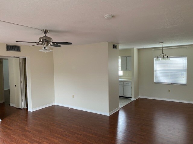 Building Photo - 6965 Avenue des Palais