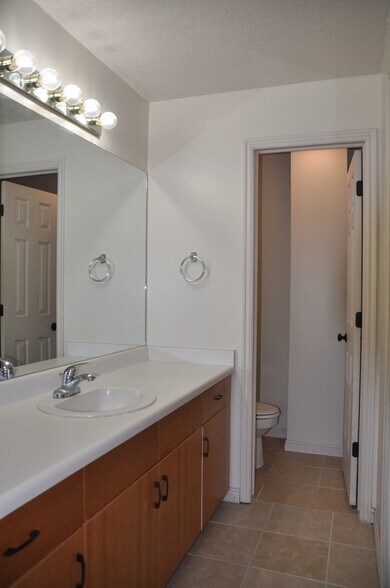 Building Photo - 752 Village Way N