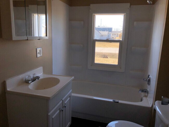 Building Photo - Comfortable Family Home in Prime Colona Location