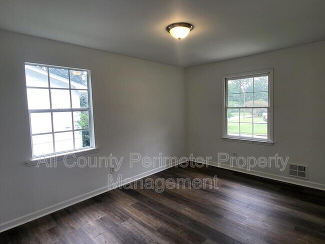 Building Photo - 6370 Ashdale Dr