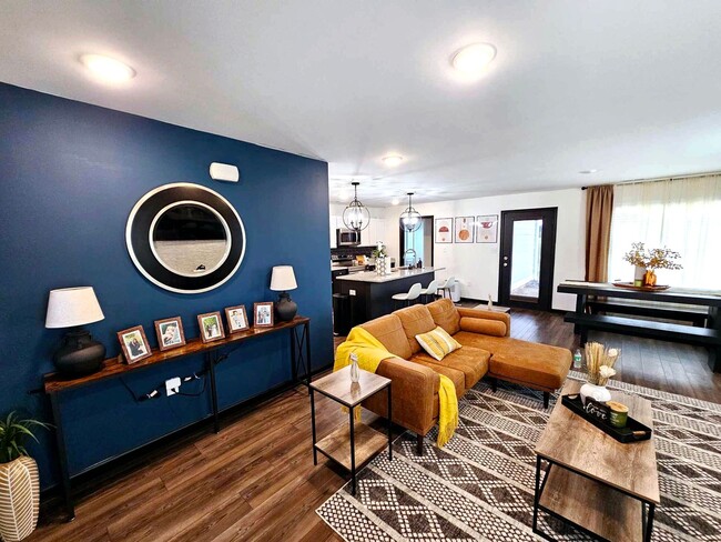 Building Photo - Charming Home!