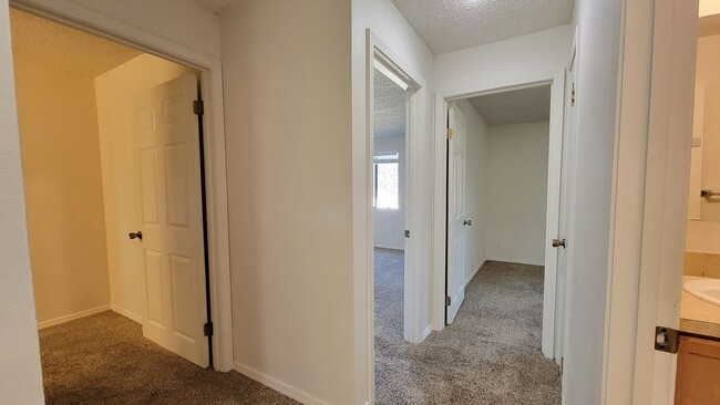 Building Photo - 3-bedroom, 2-bath Condo 'On the Green'