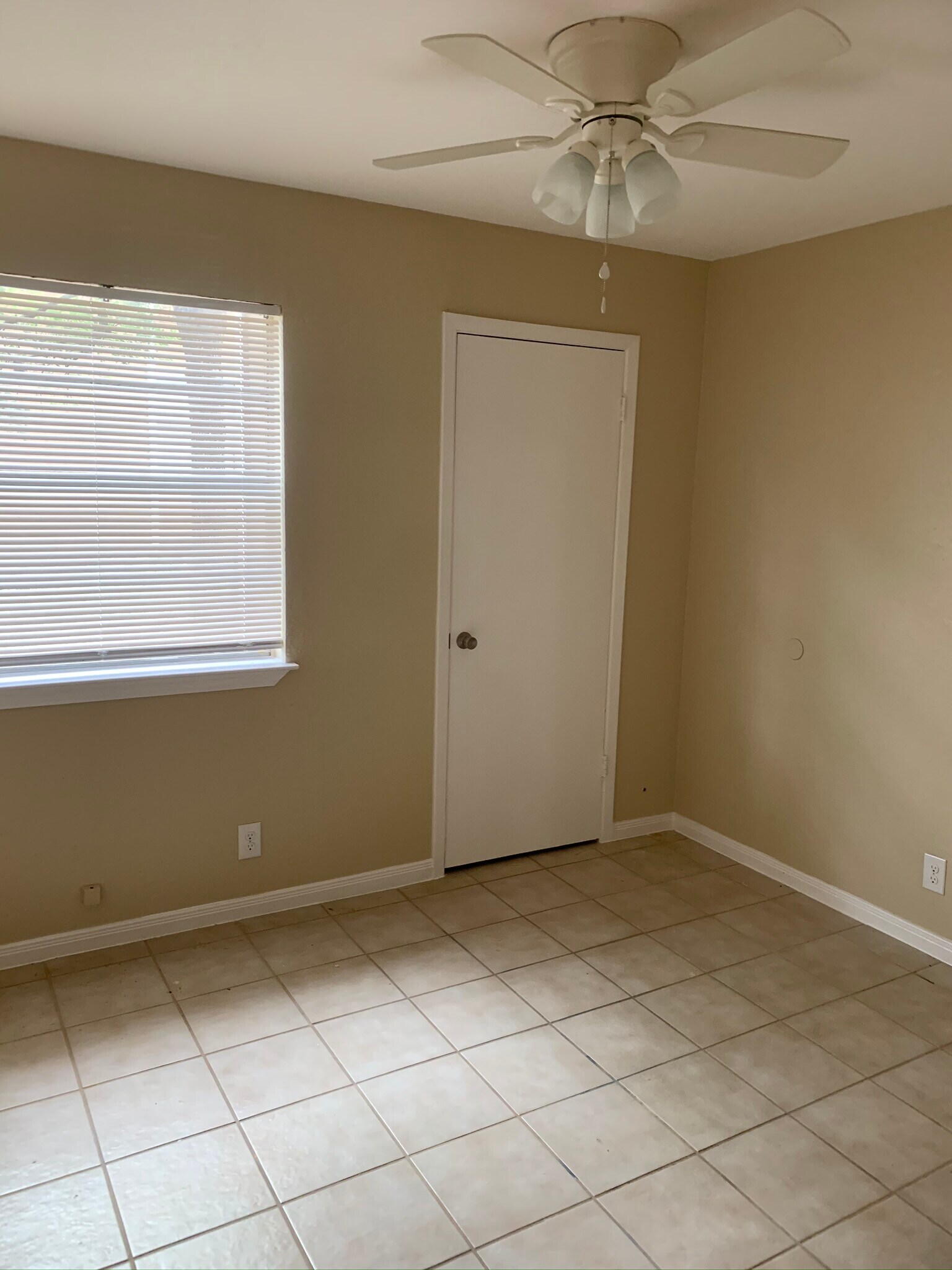 Building Photo - 301 Hedgewood Dr