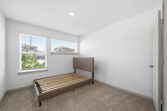 Building Photo - 818 Starcross Bnd Dr