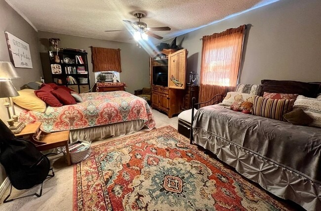 Building Photo - 806 S Walnut St