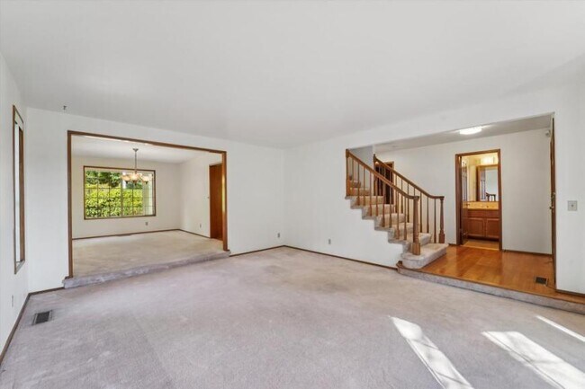 Building Photo - 4 bedroom in Bellevue WA 98008