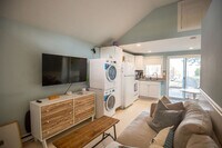 Building Photo - 4 Oak St