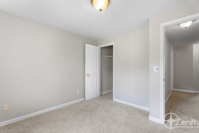 Building Photo - 5113 NE 77th Ave