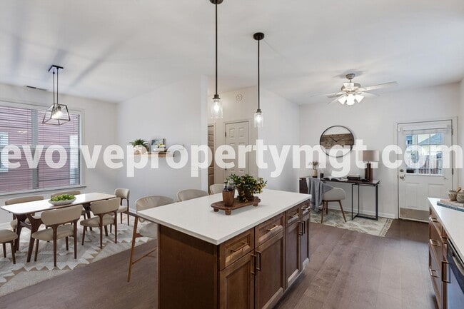 Building Photo - 1250 Island Pl E