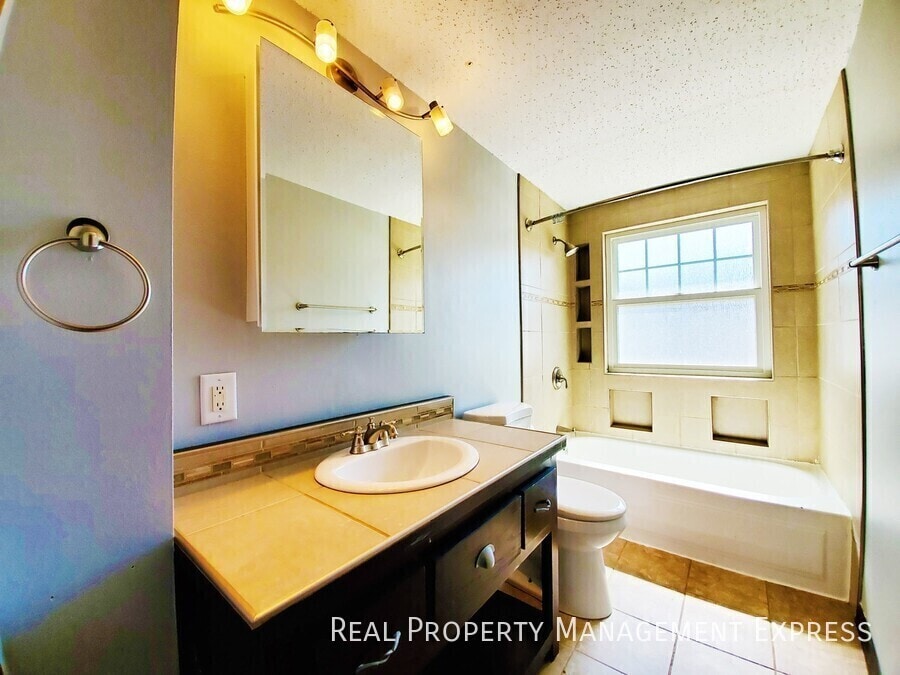 Building Photo - 4 Bed 2 Bath Home with Fenced Yard