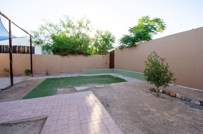 Building Photo - Iconic Sam Hughes Bungalow! Steps away from University of Arizona Main Campus!