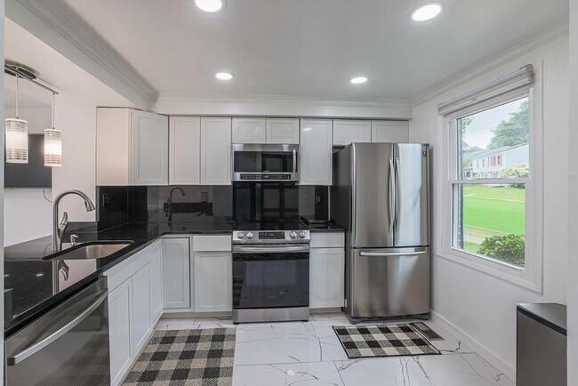 Building Photo - 9 Stillwood Cir