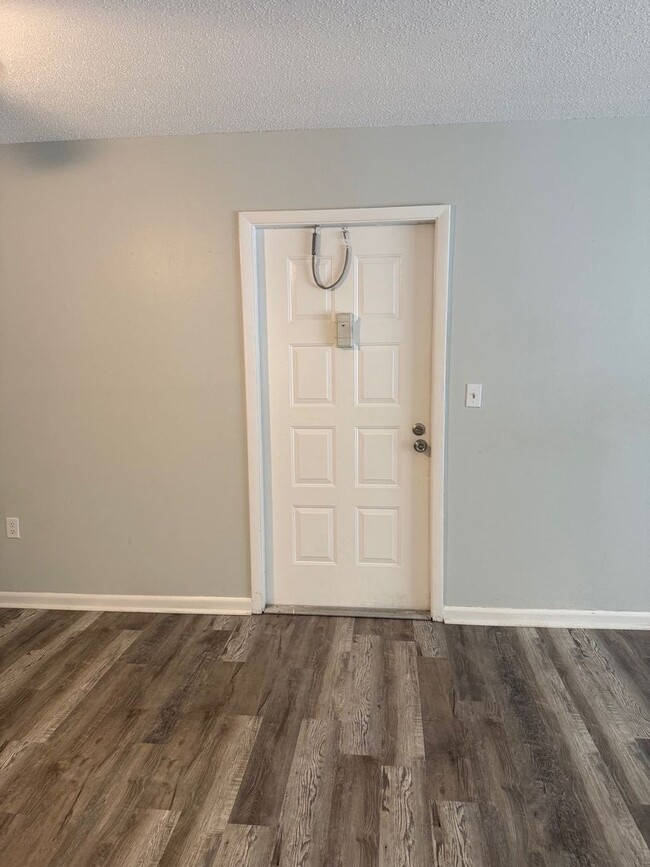 Building Photo - Pine Ridge at Tarpon Condo