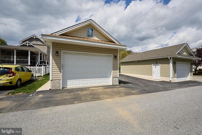 Building Photo - 423 N Orange St