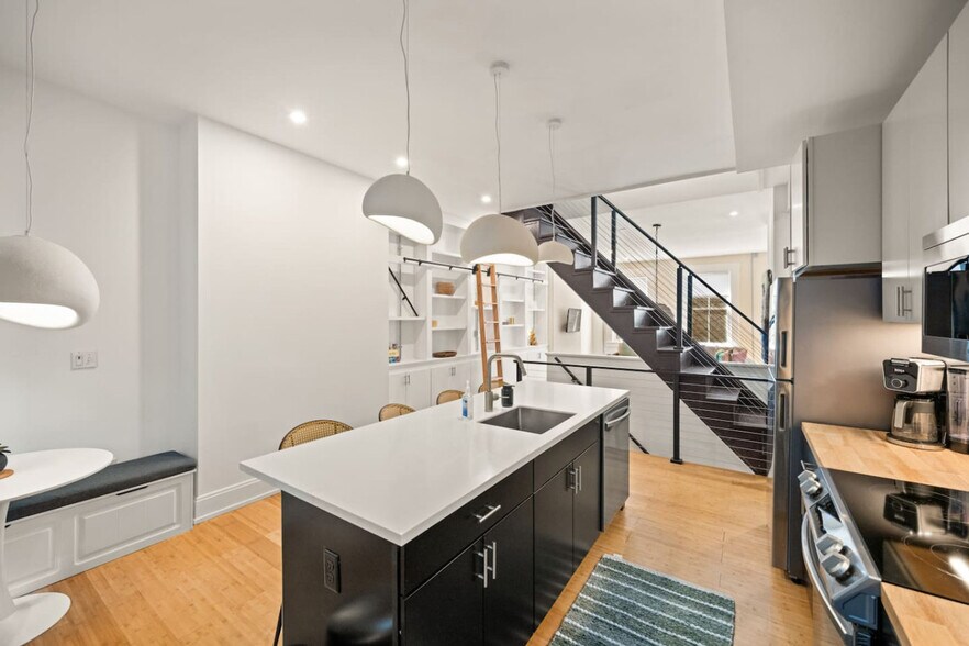 Building Photo - 2 Hust Alley