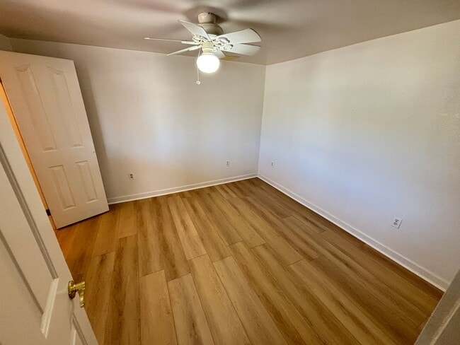 Building Photo - Charming 2Bed/1Bath apartment W/ Private front yard w/ porch and oversized backyard in Henderson