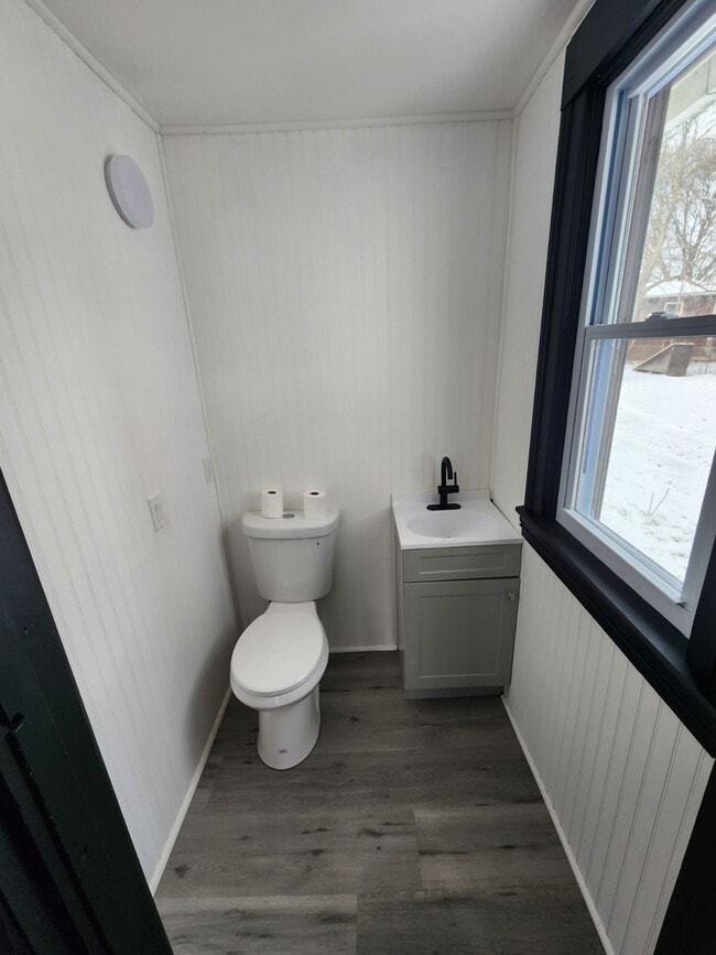 Building Photo - 3 Bedroom/ 1 Bathroom Single Family Home!