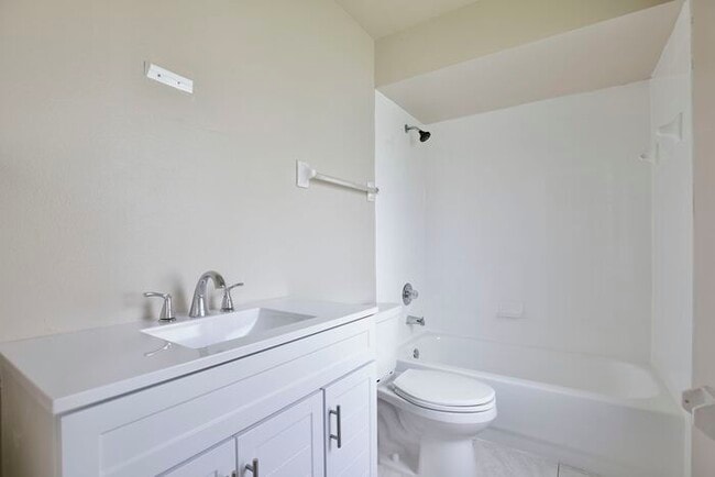 Building Photo - Charming 3/2 Spacious Home Located in the ...