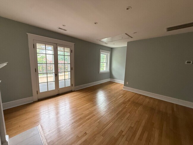 Building Photo - 139 S Colonial Ave