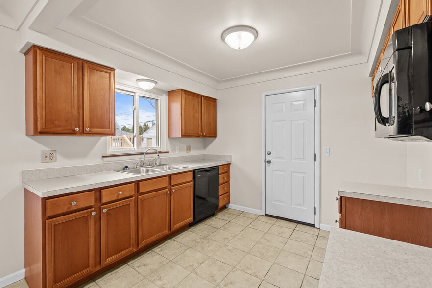 Building Photo - 5525 Sunnyside Dr