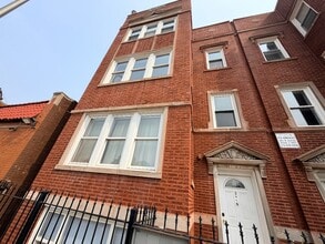 Building Photo - 3914 W Diversey Ave