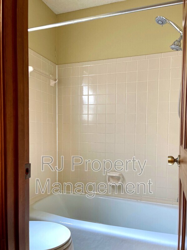 Building Photo - 421 Griffon Dr