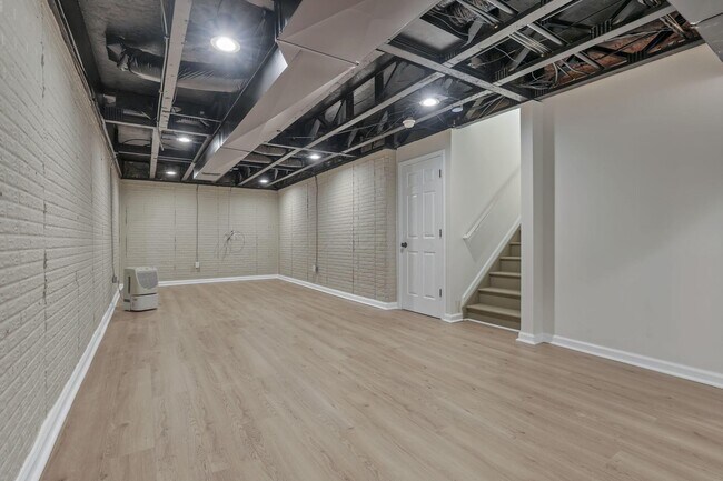 Building Photo - 1218 Green Dr
