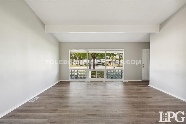 Building Photo - 804 Village Trail